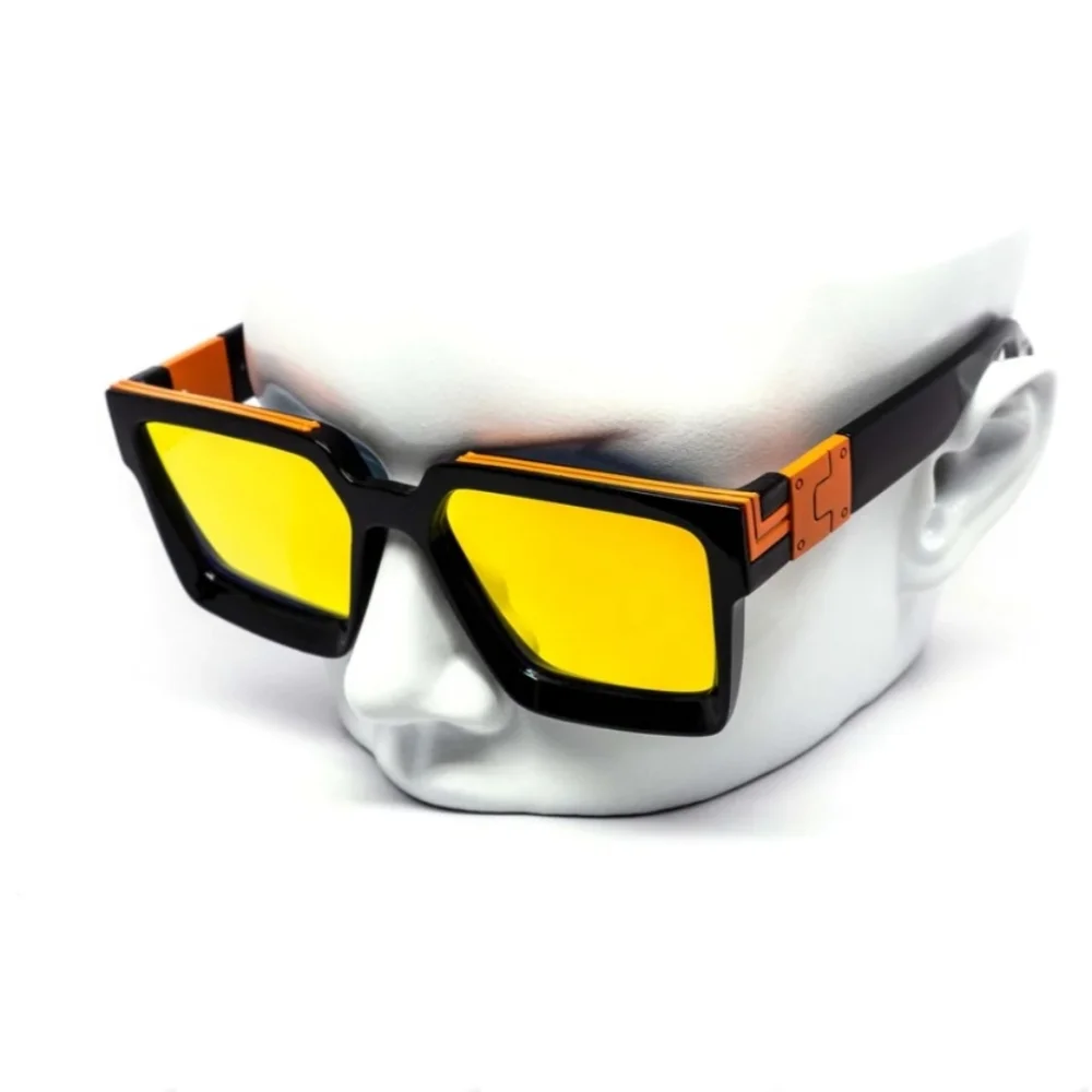 Beverly Square. Concave Mirror. Oversized Sunglasses.
